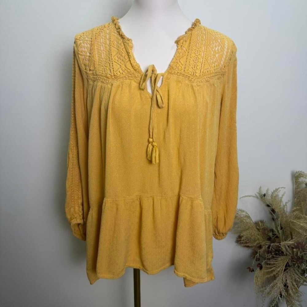 American Eagle Size Medium Yellow Long Sleeve Lace Detail Top